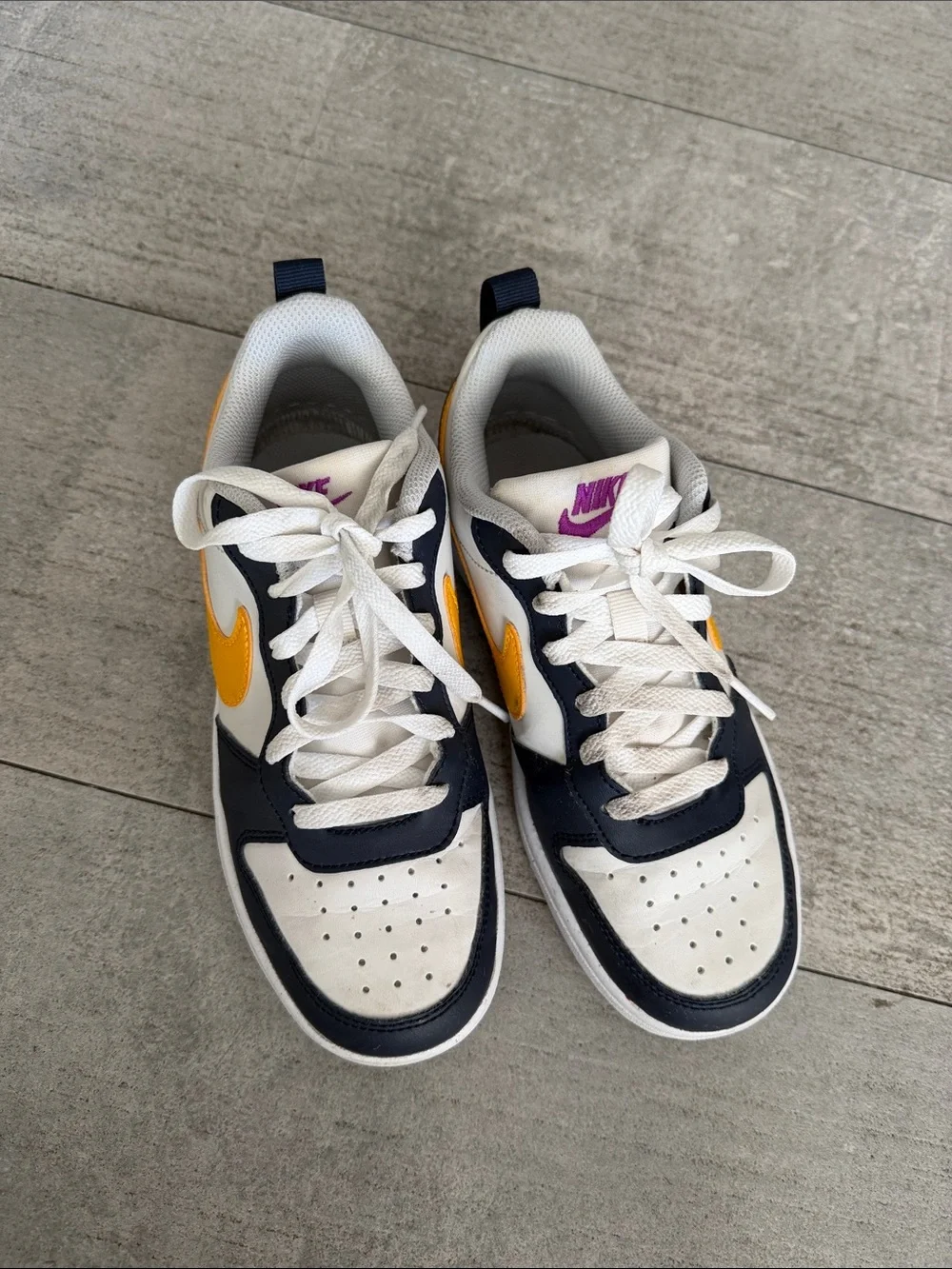 Nike Kids Low-Top Sneakers in White, Navy & Yellow